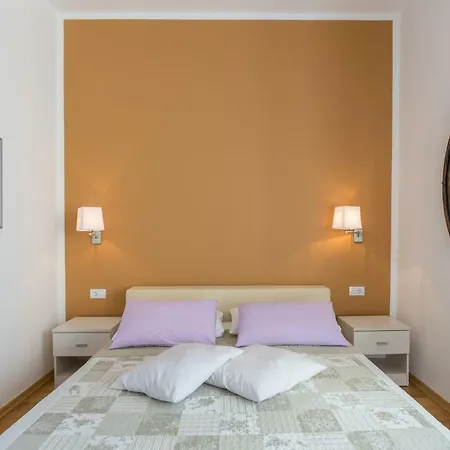 Apartment Victoria 2 *